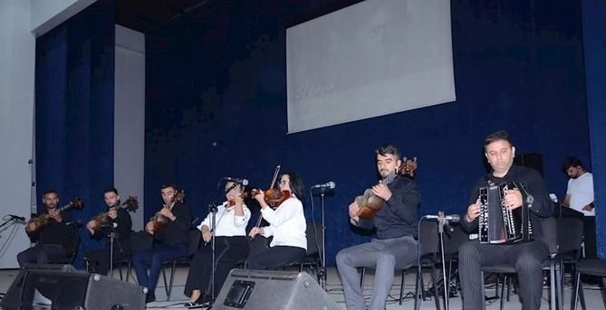 Mingəçevirdə Üzeyir Hacıbəylinin 140 illiyi ilə bağlı təntənəli konsert keçirildi — VİDEO/FOTOLAR Mingəçevirdə Üzeyir Hacıbəylinin 140 illiyi ilə bağlı təntənəli konsert keçirildi — VİDEO/FOTOLAR