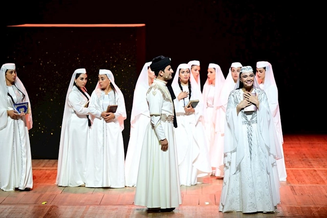 117 yaşlı Leyli və Məcnun operasının yeni səhnə quruluşunda — FOTOLAR