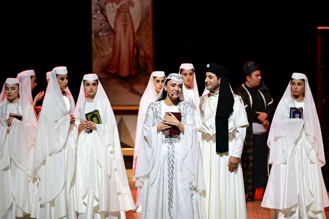 117 yaşlı Leyli və Məcnun operasının yeni səhnə quruluşunda — FOTOLAR