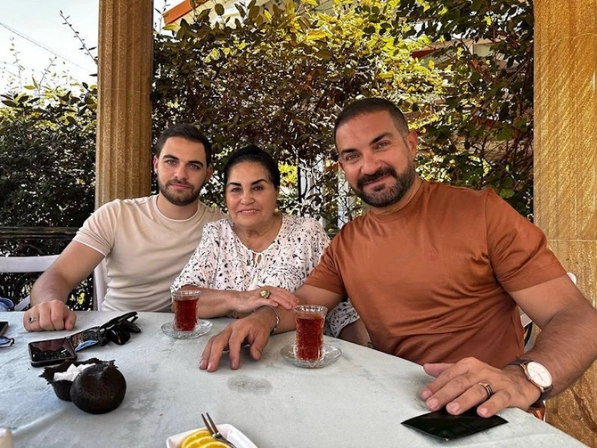 Rəşad Xalq artisti olan xalası və qızı ilə — FOTOLAR