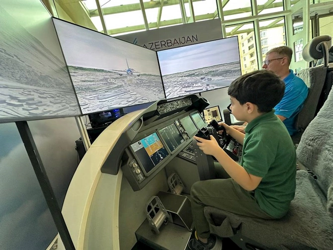 “Boing 787 Dreamliner” təyyarəsinin simulyatoru geniş marağa səbəb olub — FOTOLAR