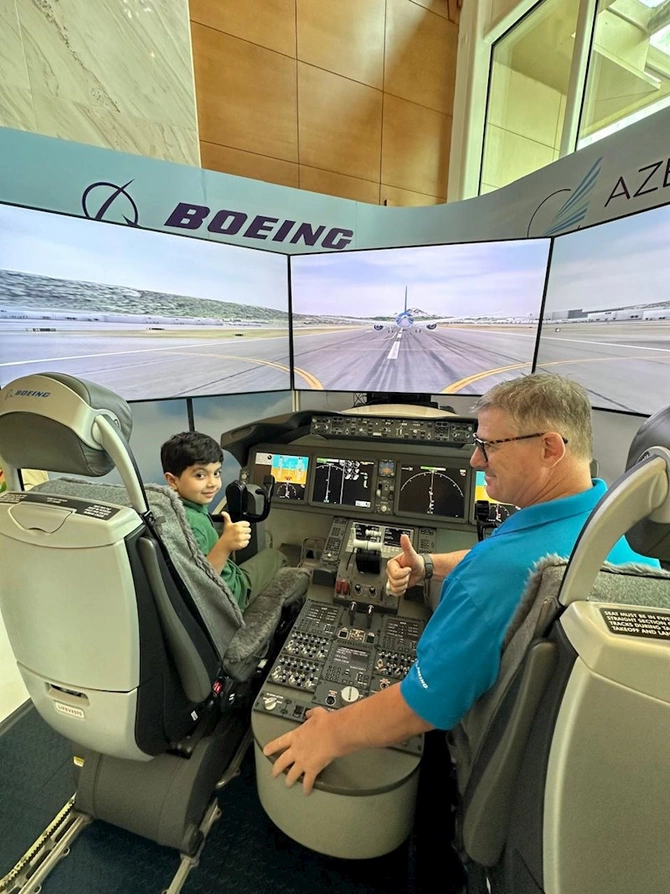 “Boing 787 Dreamliner” təyyarəsinin simulyatoru geniş marağa səbəb olub — FOTOLAR