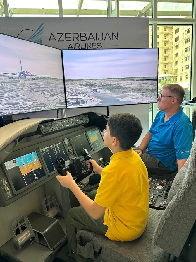 “Boing 787 Dreamliner” təyyarəsinin simulyatoru geniş marağa səbəb olub — FOTOLAR