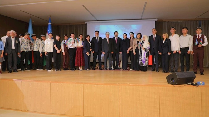 Özbəkistanlı gənclər Bakıda çıxış ediblər — FOTOLAR