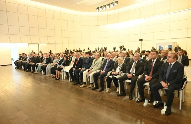 Heydər Əliyev Mərkəzində Nəsimi festivalının açılışı olub — FOTOLAR Heydər Əliyev Mərkəzində Nəsimi festivalının açılışı olub — FOTOLAR
