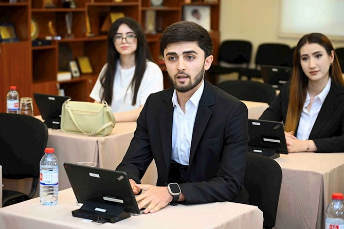 Nazir müavini Enactus Qarabağ komandası ilə görüşdü — FOTOLAR