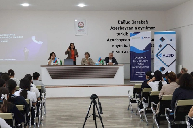 “Qızların işıqlı gələcəyi naminə maarifləndirmə” layihəsi çərçivəsində Salyan rayonunda tədbir keçirildi — FOTOLAR