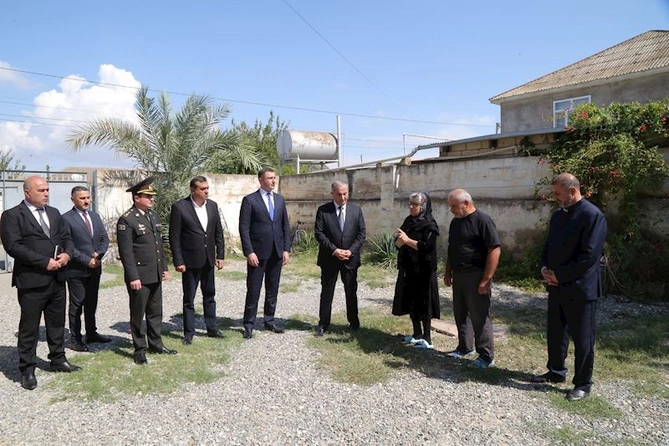 Sevindik Hətəmov şəhid ailələrini ziyarət etdi — FOTOLAR Sevindik Hətəmov şəhid ailələrini ziyarət etdi — FOTOLAR