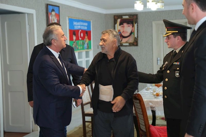 Sevindik Hətəmov “Vətən müharibəsində şəhid olmuş şəxslərin ailə üzvlərini ziyarət etdi — FOTOLAR