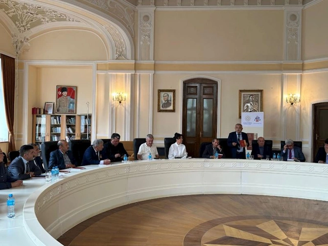 “Qərbi Azərbaycan aşıqlarının dastan repertuarı” kitabının təqdimatı olub — FOTOLAR “Qərbi Azərbaycan aşıqlarının dastan repertuarı” kitabının təqdimatı olub — FOTOLAR