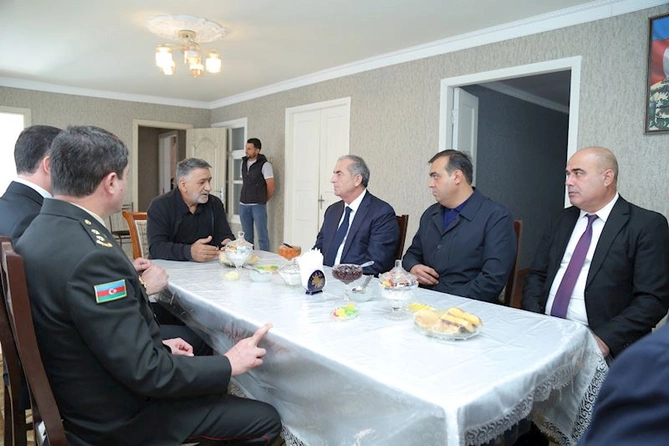 Sevindik Hətəmov “Vətən müharibəsində şəhid olmuş şəxslərin ailə üzvlərini ziyarət etdi — FOTOLAR