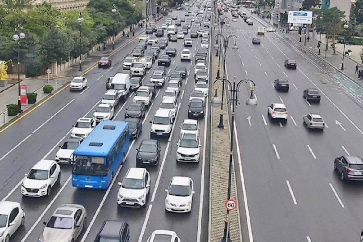 Bakıda 12 istiqamətdə tıxac yaranıb