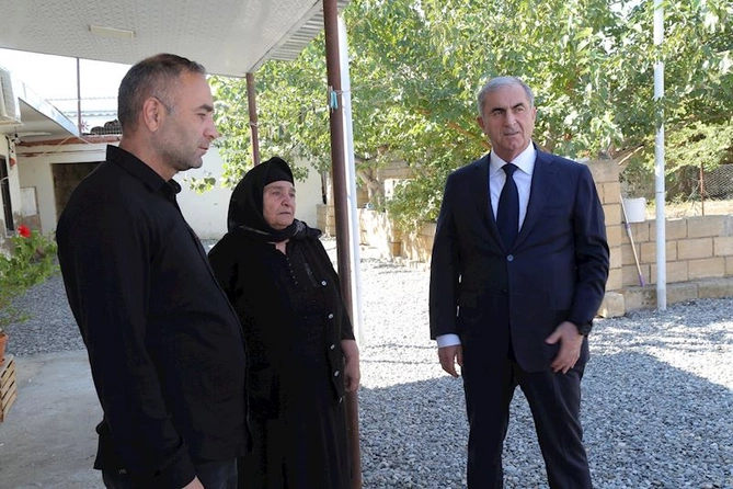 Sevindik Hətəmov “Vətən müharibəsində şəhid olmuş şəxslərin ailə üzvlərini ziyarət etdi — FOTOLAR