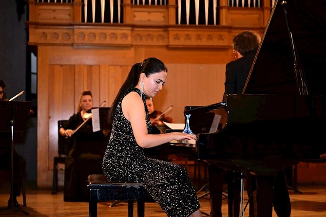 Dövlət Kamera Orkestrinin ifasında Üzeyir Hacıbəyli soraqlı konsert — FOTOLAR Dövlət Kamera Orkestrinin ifasında Üzeyir Hacıbəyli soraqlı konsert — FOTOLAR