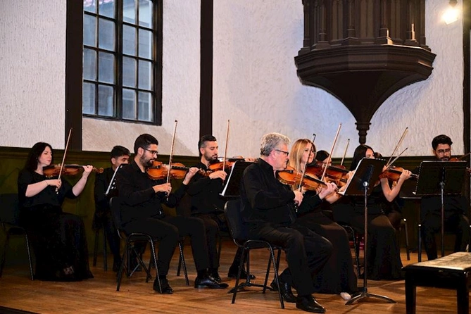 Dövlət Kamera Orkestrinin ifasında Üzeyir Hacıbəyli soraqlı konsert — FOTOLAR Dövlət Kamera Orkestrinin ifasında Üzeyir Hacıbəyli soraqlı konsert — FOTOLAR