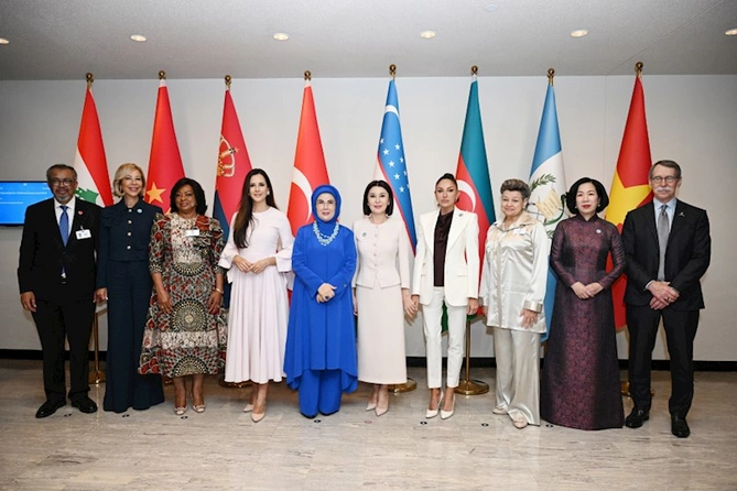 Mehriban Əliyeva qızları ilə Nyu-Yorkda xüsusi sessiyada — FOTOLAR Mehriban Əliyeva qızları ilə Nyu-Yorkda xüsusi sessiyada — FOTOLAR