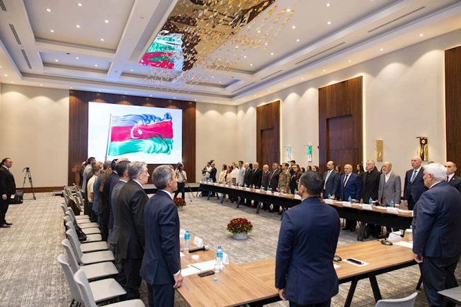 “Qarabağın azad olunması və dirçəlişində ictimai həmrəyliyin rolu” mövzusunda dəyirmi masa keçirilib — FOTOLAR