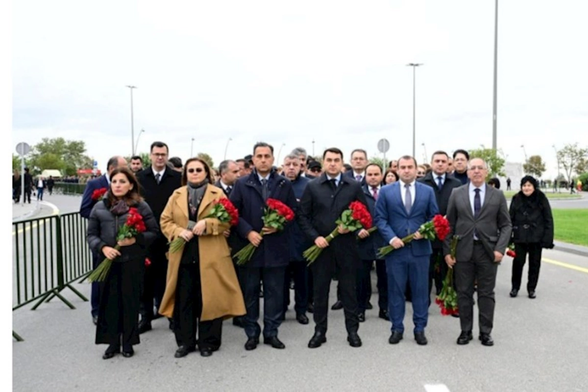 Mədəniyyət Nazirliyinin kollektivi şəhidlərin xatirəsini yad edib — FOTOLAR
