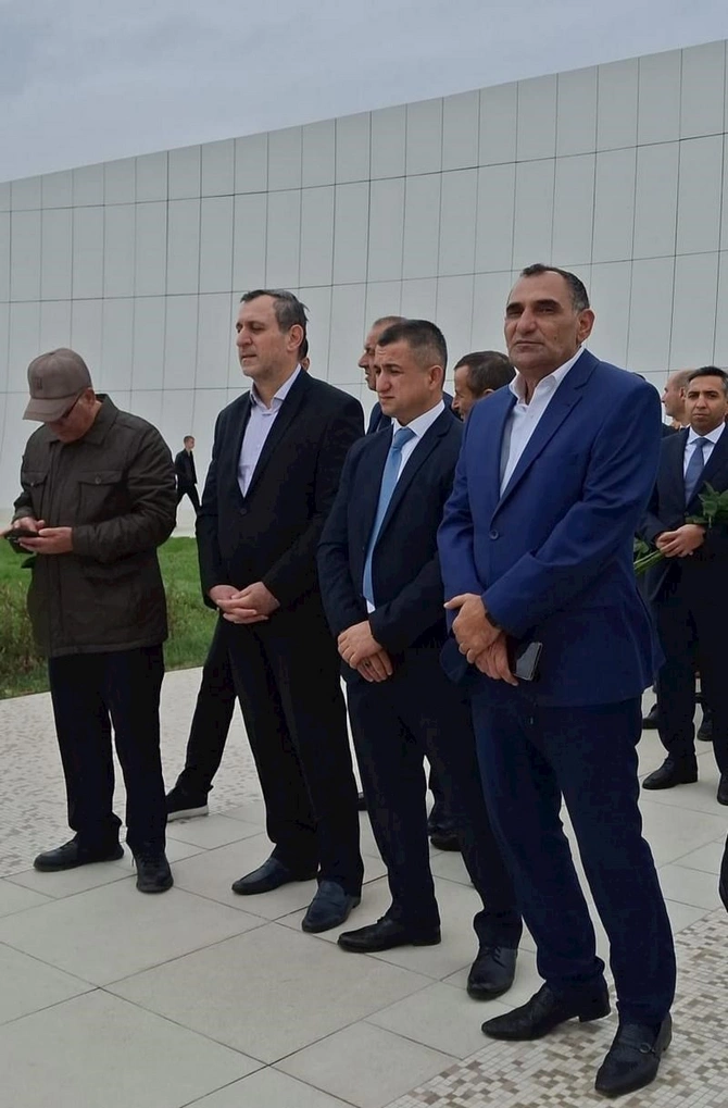 Vəhdət Partiyasının rəhbərliyi və nümayəndələri Zəfər Parkında şəhidlərimizin xatirəsin yad edib — FOTOLAR