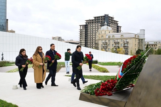 Mədəniyyət Nazirliyinin kollektivi şəhidlərin xatirəsini yad edib — FOTOLAR