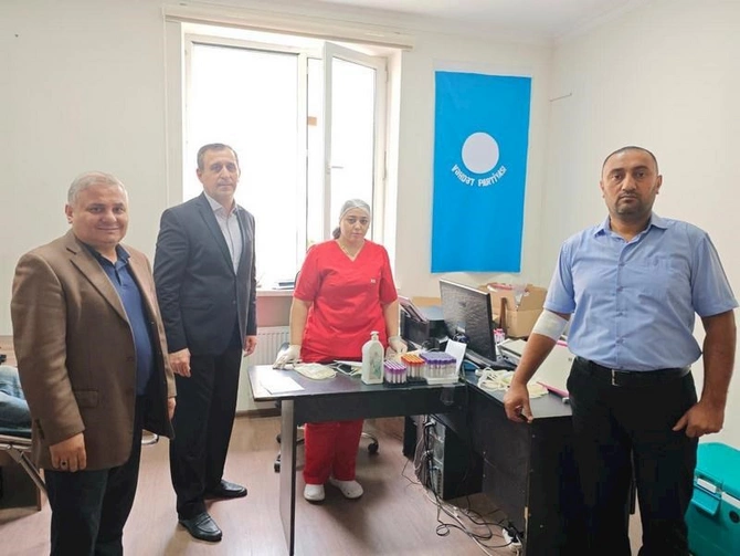 Vəhdət Partiyası Anım Gününə həsr olunmuş Yaşatmaq ən böyük qəhrəmanlıqdır” şüarı altında könüllü qanvermə aksiyası keçirib — FOTOLAR