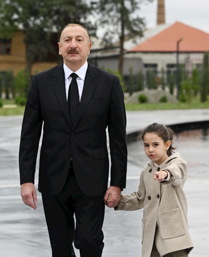 Prezidentin əlindən tutduğu Nilay kimdir? — FOTOLAR