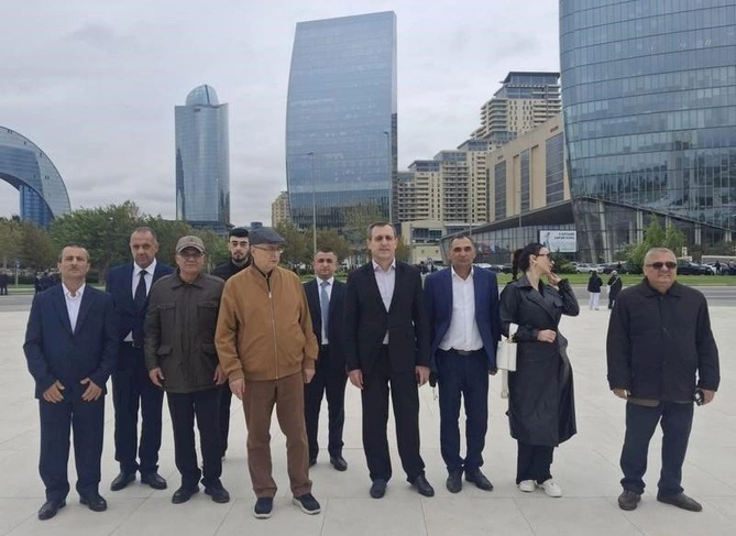 Vəhdət Partiyasının rəhbərliyi və nümayəndələri Zəfər Parkında şəhidlərimizin xatirəsin yad edib — FOTOLAR