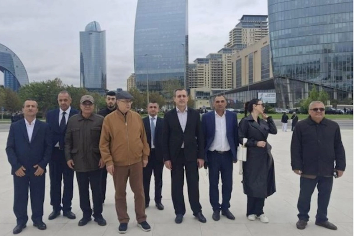 Vəhdət Partiyasının rəhbərliyi və nümayəndələri Zəfər Parkında şəhidlərimizin xatirəsin yad edib — FOTOLAR