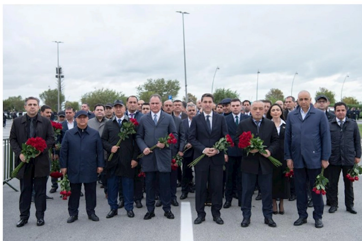 Zaur Mikayılov və kollektivi Zəfər parkında olublar — FOTOLAR