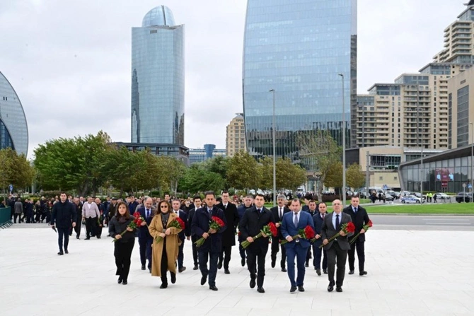 Mədəniyyət Nazirliyinin kollektivi şəhidlərin xatirəsini yad edib — FOTOLAR