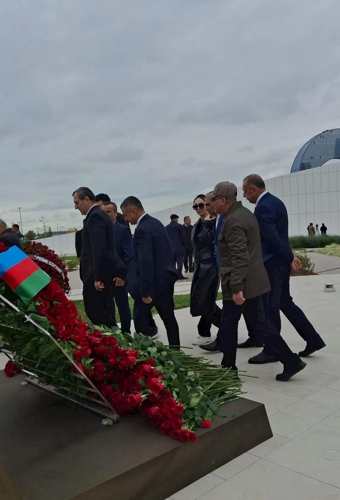 Vəhdət Partiyasının rəhbərliyi və nümayəndələri Zəfər Parkında şəhidlərimizin xatirəsin yad edib — FOTOLAR