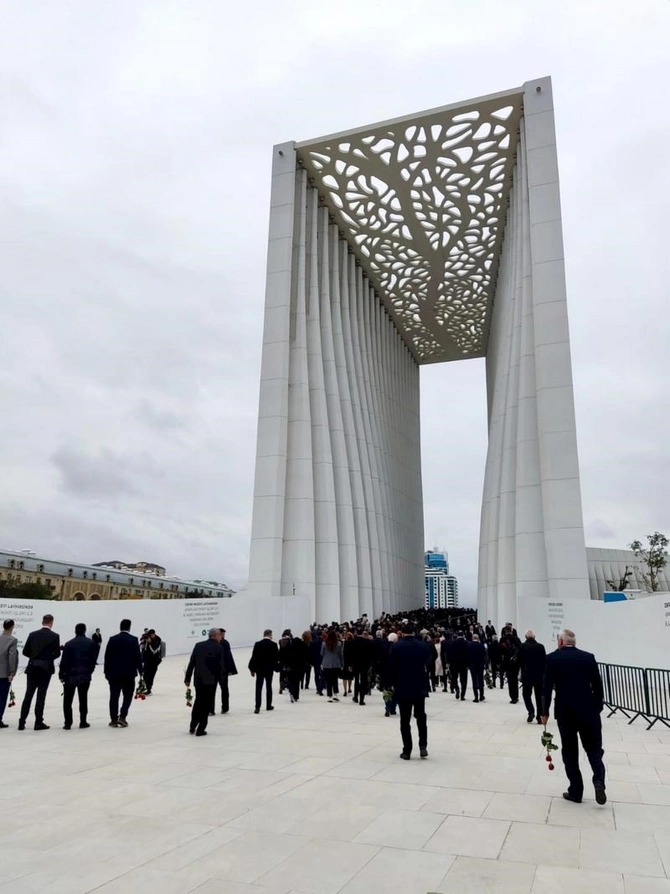 Vəhdət Partiyasının rəhbərliyi və nümayəndələri Zəfər Parkında şəhidlərimizin xatirəsin yad edib — FOTOLAR