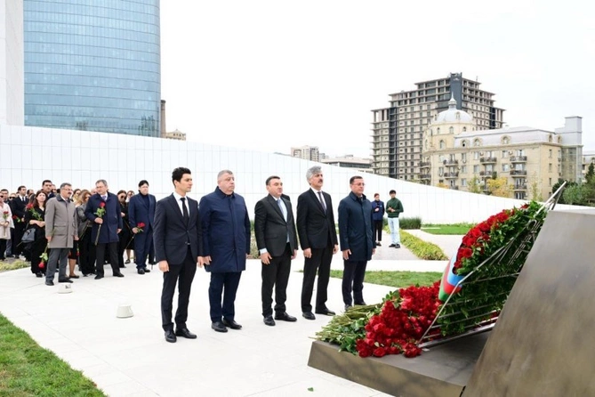 Mədəniyyət Nazirliyinin kollektivi şəhidlərin xatirəsini yad edib — FOTOLAR