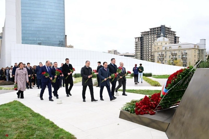 Mədəniyyət Nazirliyinin kollektivi şəhidlərin xatirəsini yad edib — FOTOLAR