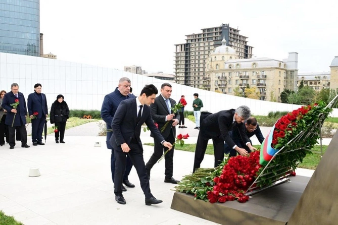 Mədəniyyət Nazirliyinin kollektivi şəhidlərin xatirəsini yad edib — FOTOLAR