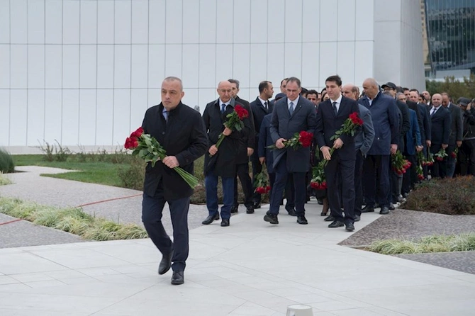 Zaur Mikayılov və kollektivi Zəfər parkında olublar — FOTOLAR