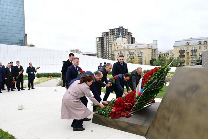 Mədəniyyət Nazirliyinin kollektivi şəhidlərin xatirəsini yad edib — FOTOLAR
