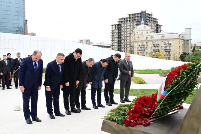 Mədəniyyət Nazirliyinin kollektivi şəhidlərin xatirəsini yad edib — FOTOLAR