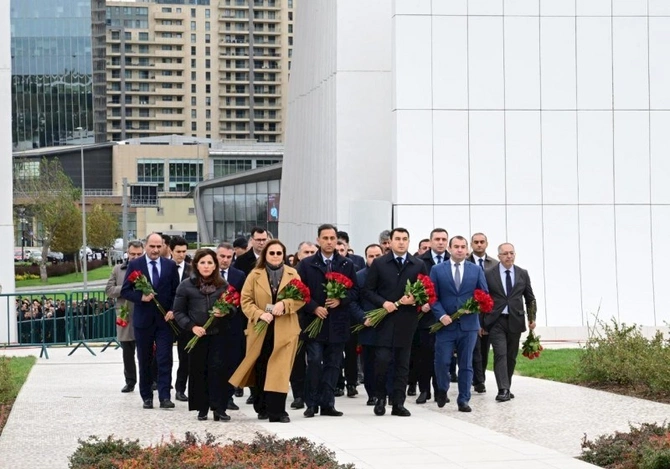 Mədəniyyət Nazirliyinin kollektivi şəhidlərin xatirəsini yad edib — FOTOLAR