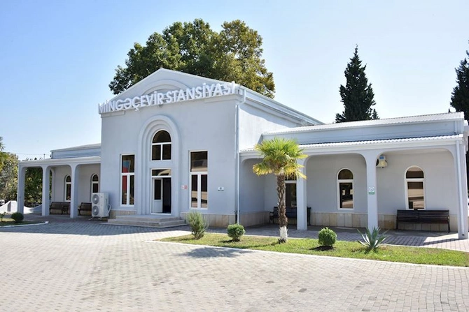 ADY ilk dəfə regiondaxili marşrut üzrə sərnişin daşımalarına başlayıb — FOTO ADY ilk dəfə regiondaxili marşrut üzrə sərnişin daşımalarına başlayıb — FOTO