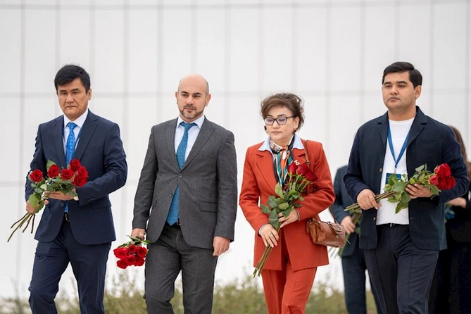 Azərbaycanda səfərdə olan Özbəkistan nümayəndə heyəti Zəfər abidəsini ziyarət edib — FOTOLAR Azərbaycanda səfərdə olan Özbəkistan nümayəndə heyəti Zəfər abidəsini ziyarət edib — FOTOLAR