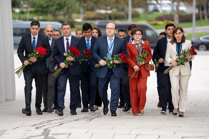 Azərbaycanda səfərdə olan Özbəkistan nümayəndə heyəti Zəfər abidəsini ziyarət edib — FOTOLAR Azərbaycanda səfərdə olan Özbəkistan nümayəndə heyəti Zəfər abidəsini ziyarət edib — FOTOLAR