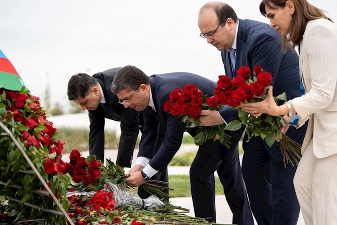 Azərbaycanda səfərdə olan Özbəkistan nümayəndə heyəti Zəfər abidəsini ziyarət edib — FOTOLAR Azərbaycanda səfərdə olan Özbəkistan nümayəndə heyəti Zəfər abidəsini ziyarət edib — FOTOLAR