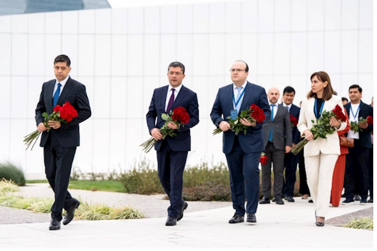 Azərbaycanda səfərdə olan Özbəkistan nümayəndə heyəti Zəfər abidəsini ziyarət edib — FOTOLAR