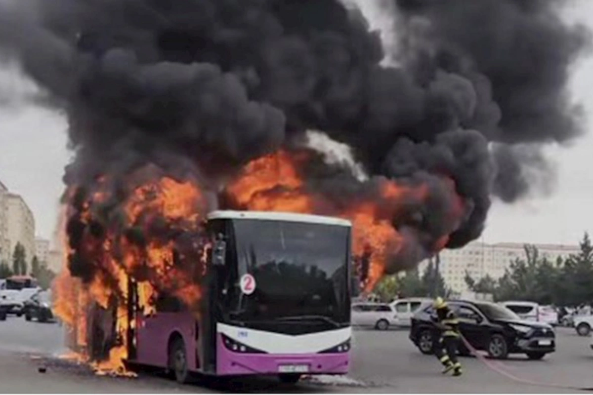 Sumqayıtda marşrut avtobusu yanır