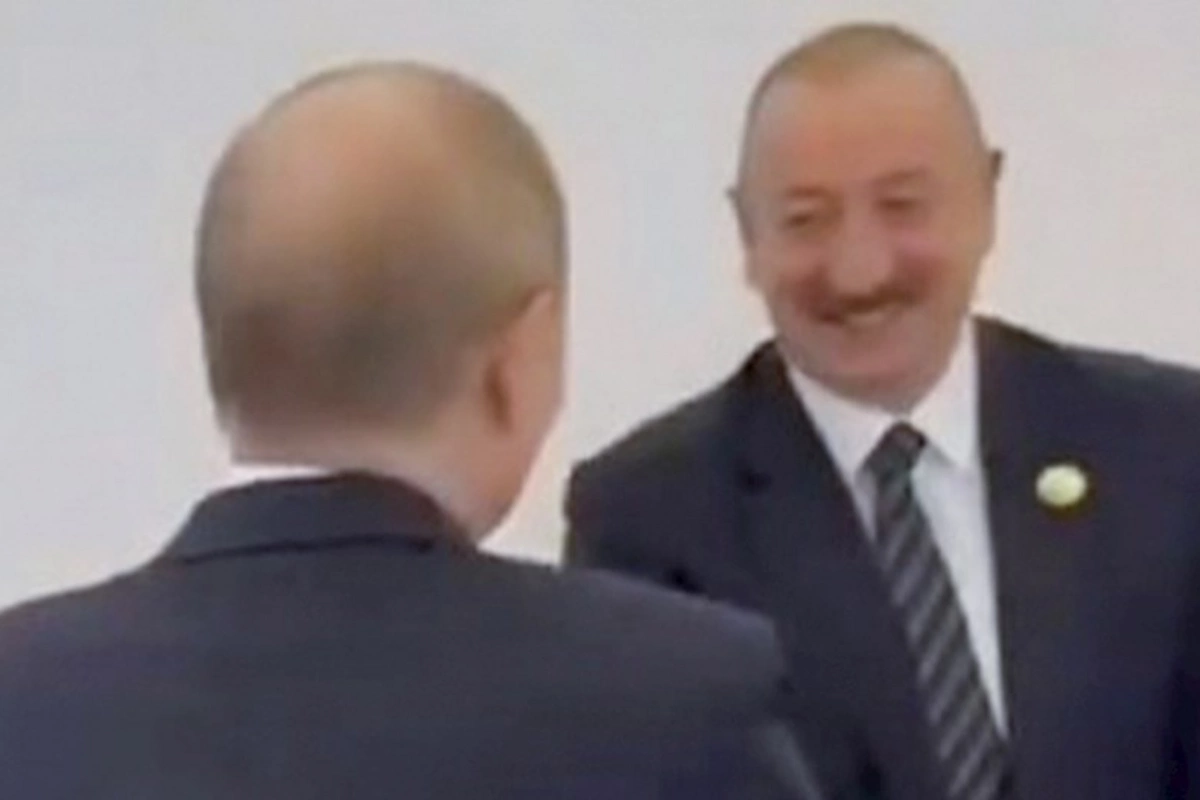 Putin Əliyevə əl uzatdı, aylar sonra ilk görüş — VİDEO