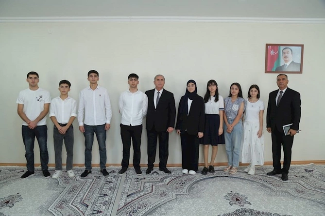Sevindik Hətəmov yüksək bal toplayan tələbələrlə görüşdü — FOTOLAR
