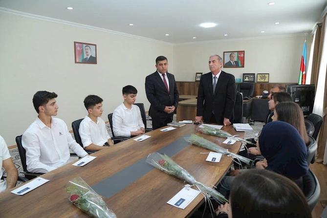 Sevindik Hətəmov yüksək bal toplayan tələbələrlə görüşdü — FOTOLAR