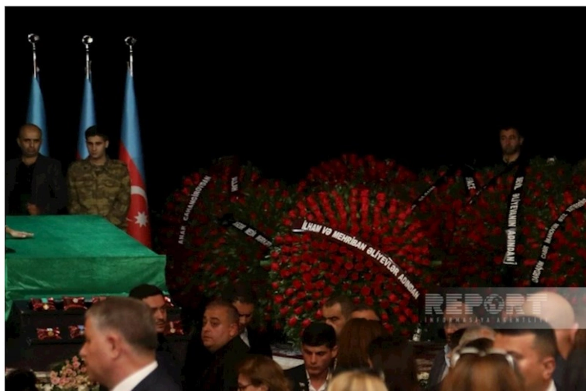 Prezident və xanımı vida mərasiminə əklil göndərdi