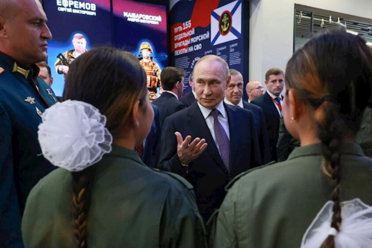 Sizi külək aparacaq — Putin kursantlarla zarafatlaşdı